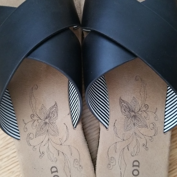 💋 3/$10 Izod Black Strappy Sandals - Picture 2 of 3